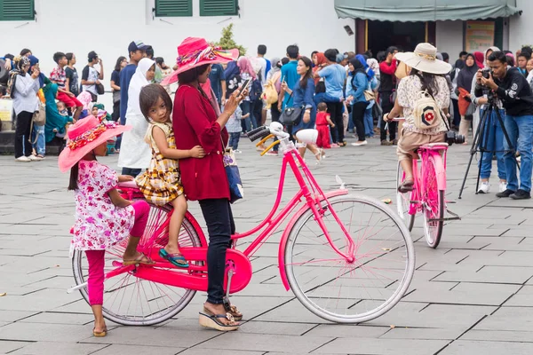 자카르타, 인도네시아의 오래 된 도시에 있는 자전거와 모자 대 여, — 스톡 사진