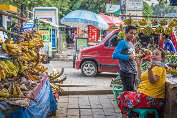 Kobieta sprzedaży bananów o w Bogor, West Java, Indonezja. — Zdjęcie stockowe