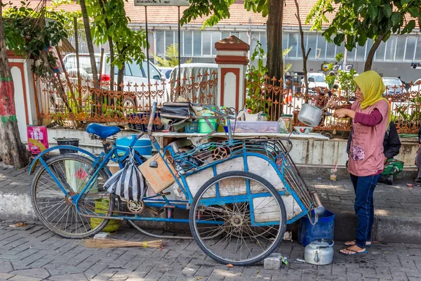 Sprzedawcy uliczni, w Semarang, West Java, Indonezja. — Zdjęcie stockowe