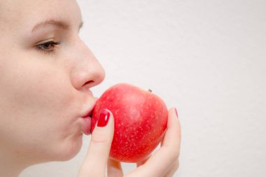 Kırmızı elma öpüşme