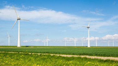 Hollandalı rüzgar türbini park penseyi boyunca