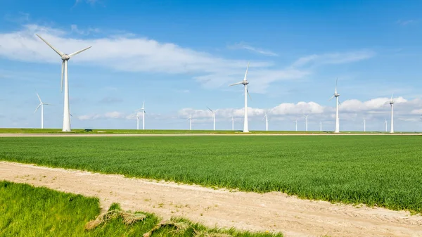 Holandské větrné turbíny park podél příkopy — Stock fotografie