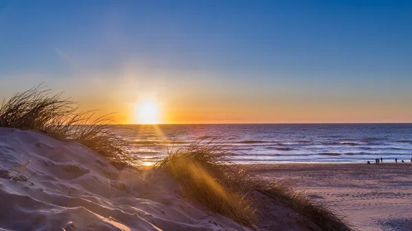 Coucher de soleil sur la plage — Photo