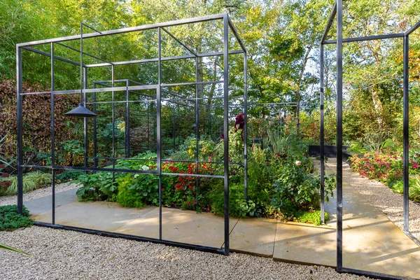 Gartengestaltung in Herbstfarben mit Stahlrahmen — Stockfoto