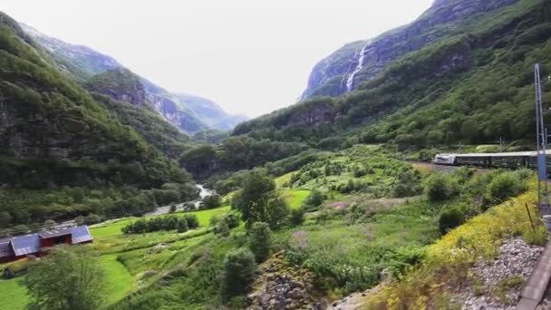 Vista desde el tren Flamsbana o Flams en Noruega — Vídeo de stock