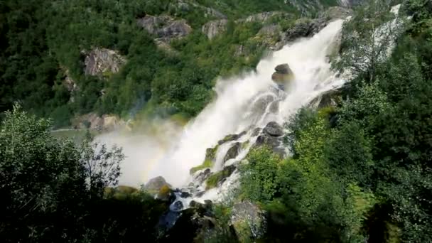 Briksdal waterval in Noorwegen — Stockvideo