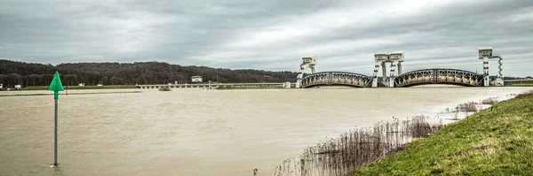 Weir en Driel, Güeldres en Holanda —  Fotos de Stock