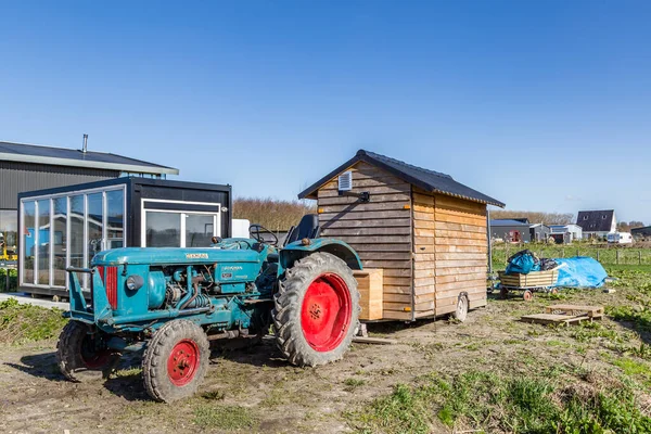 Pequeñas casas móviles con tractor en Almere Holanda — Foto de Stock