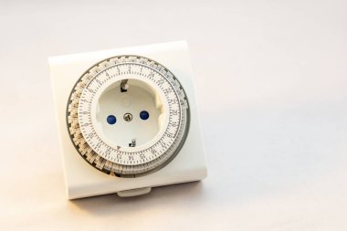 Beyaz arkaplanda zamanlayıcı anahtarı
