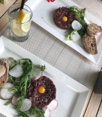 Masanın üzerinde taze limonata var.