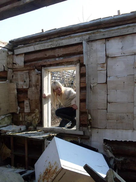  Sarışın kız korkmuş tırmanışlar terk edilmiş bir eve giriyor dağınıklık evi soyuyor