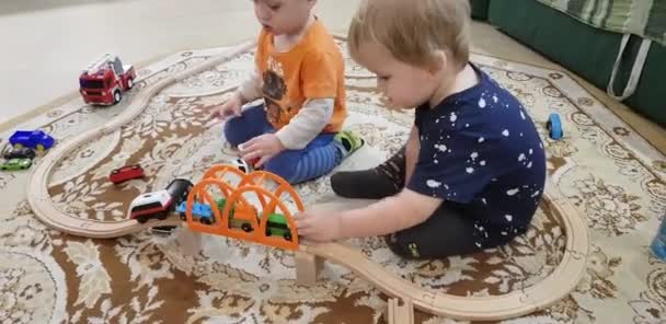 Jongens Spelen Houten Spoorweg Trein Broers Gelukkige Jeugd Kinderen Veel — Stockvideo