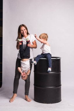 Mutlu bir Avrupalı aile birlikte vakit geçirir, aile mutludur. Anne, oğul, iki oğul, gülümseyen ve oyalanan, çılgınca eğlenen. Aileyle vakit geçirmek. Hepsi beyaz tişört ve kot pantolon giymiş, rahat giyimli.