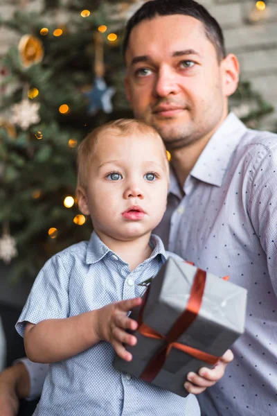 Küçük bir çocuk uzaklara bakar ve Noel zamanı babasından bir hediye alır.