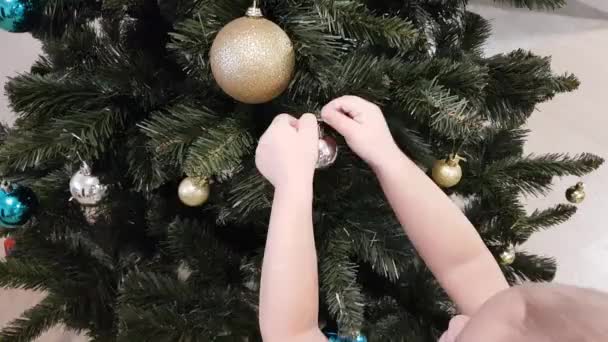 Little Boy Hanging Christmas Decorations Christmas Tree Hands Child Who — ストック動画