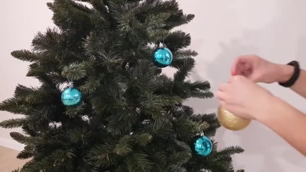 Kleine Jongen Hangt Kerstversiering Aan Kerstboom Handen Van Een Kind — Stockvideo