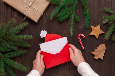 Noel kompozisyonu. Noel dekoru ve elinde Noel Baba 'ya yazılmış bir mektup.
