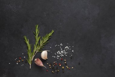 Et ve tavuk için baharat seti. Biberiye, sarımsak, tuz ve siyah arkaplanda biber karışımı.