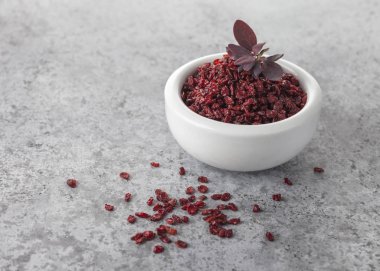 Barberry gri arka planda beyaz kasede