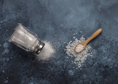 Koyu mavi arkaplanda iki tür tuz.