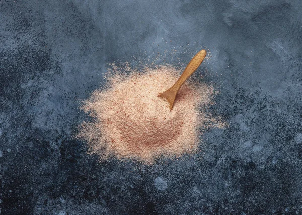 Heap Pink Salt Wooden Spoon Dark Blue Background — Stock Photo, Image