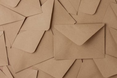 Masada bir sürü zarf var. Üst görünüm