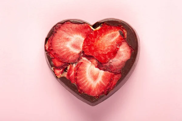 Heart Shaped Chocolate Dessert Dried Strawberries Pink Background — Stock Photo, Image