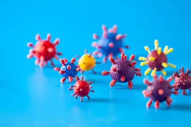 Mavi arkaplanda yapay virüs modelleri.