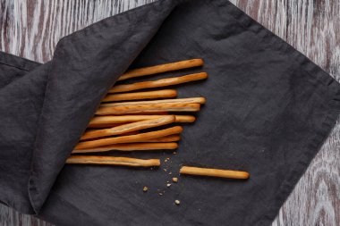 Grissini tahta bir zemine yapışmış.