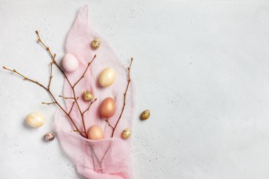 Altın yumurta ve dallardan oluşan Paskalya kompozisyonu