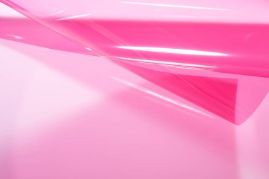 Şeffaf plastikten yapılmış soyut pembe arka plan ve yansıması. Boşluğu kopyala.