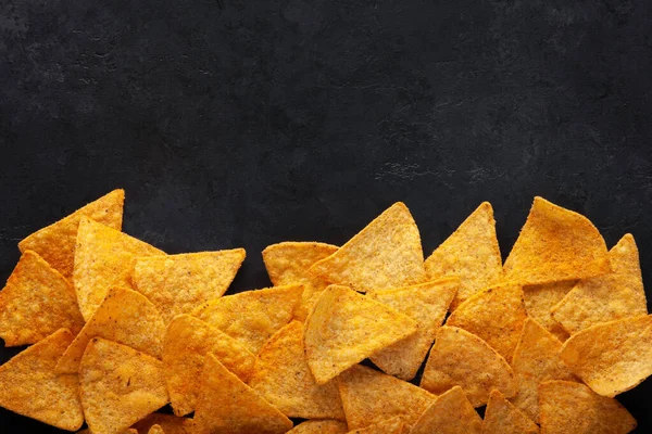 Koyu arkaplanda cips. Boşluğu kopyala.