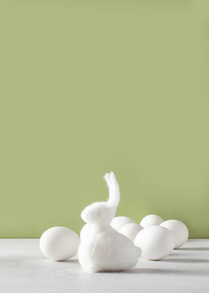 Paskalya Kompozisyonu Yeşil Arka Planda Beyaz Yumurta Tavşan Yaptı Asgari — Stok fotoğraf