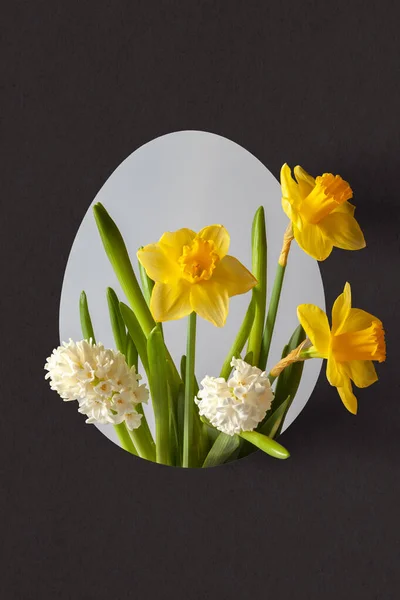 Osterkomposition Aus Frühlingsblumen Form Eines Eies — Stockfoto