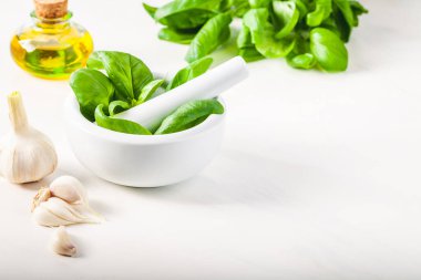 Masada fesleğen, sarımsak ve zeytinyağı var. Boşluğu kopyala. 