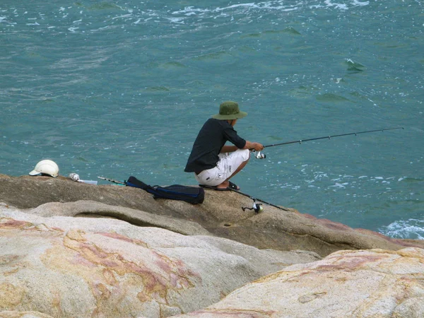 Pêcheur Assis Sur Des Pierres Bord Océan Indien — Photo