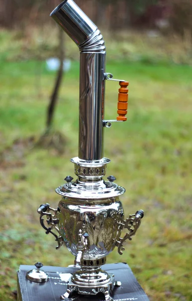 Samovar, külahlar tarafından boğuldu. Tula semaveri.