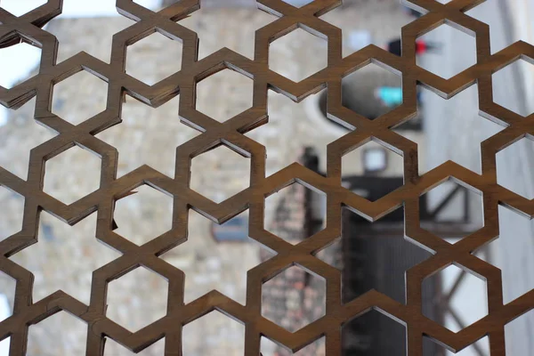 Restoranın girişindeki tahta duvar, ahşap, oyulmuş.