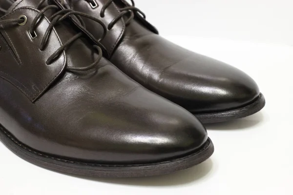 Botas clássicas masculinas preto e marrom, brilhante, couro envernizado — Fotografia de Stock