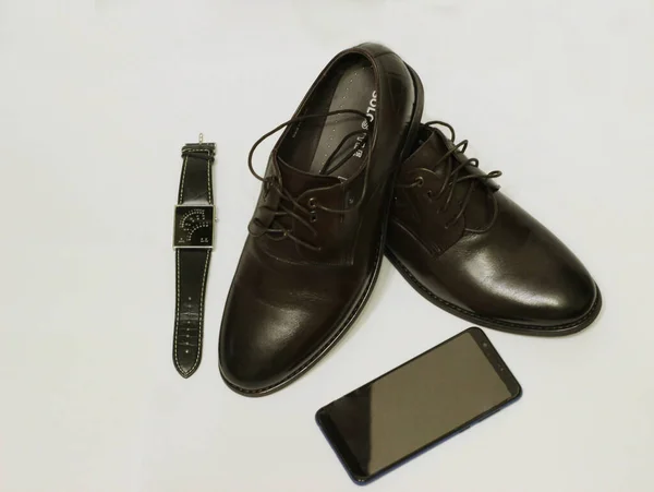 Zapatos clásicos de hombre, teléfono y reloj, estilo masculino — Foto de Stock