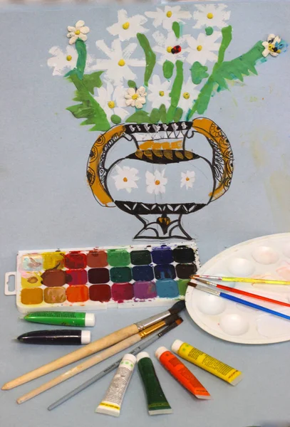 Resimli Easel, vazolu resim ve beyaz çiçekler.