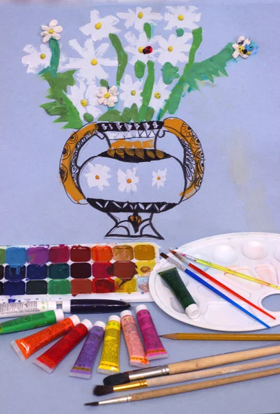 Resimli Easel, vazolu resim ve beyaz çiçekler.