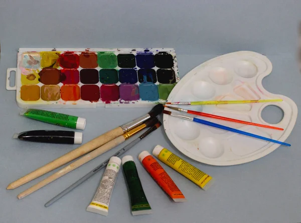 Suluboya, akrilik boya, fırça ve palet