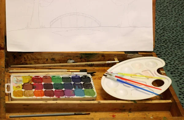 Boya ve paletli ahşap antika sehpa.