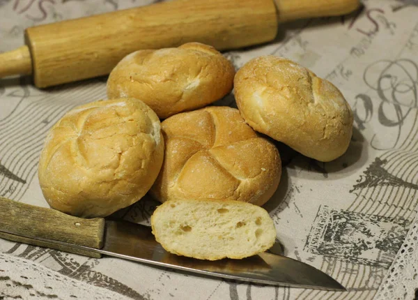Fresh buns, bread, pastries, selective focus — Stock Photo, Image