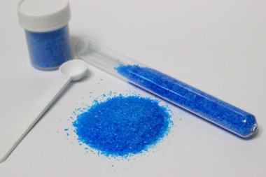 Masada bakır sülfat ve tüp bebek, seçici odaklanma, izole edilmiş.