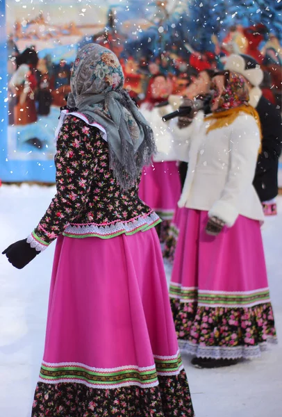 Женщины Национальной Одежде Поют Концерт Зимой Улице — стоковое фото