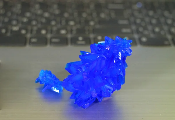 Mavi bakır sülfat kristalleri, makro atış.