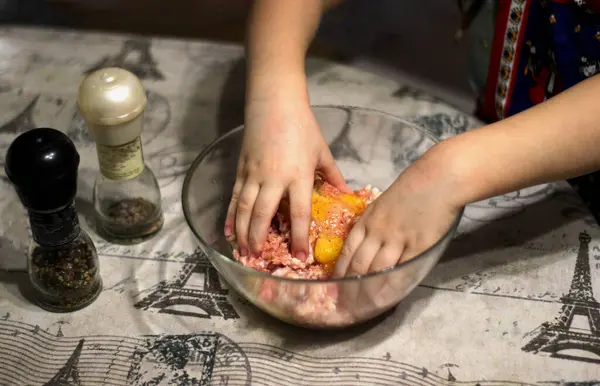 Köfteler için kıyma hazırlayan kız.