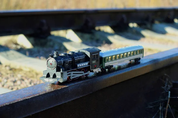 Іграшковий Поїзд Їде Залізних Рейках Вибірковий Фокус — стокове фото